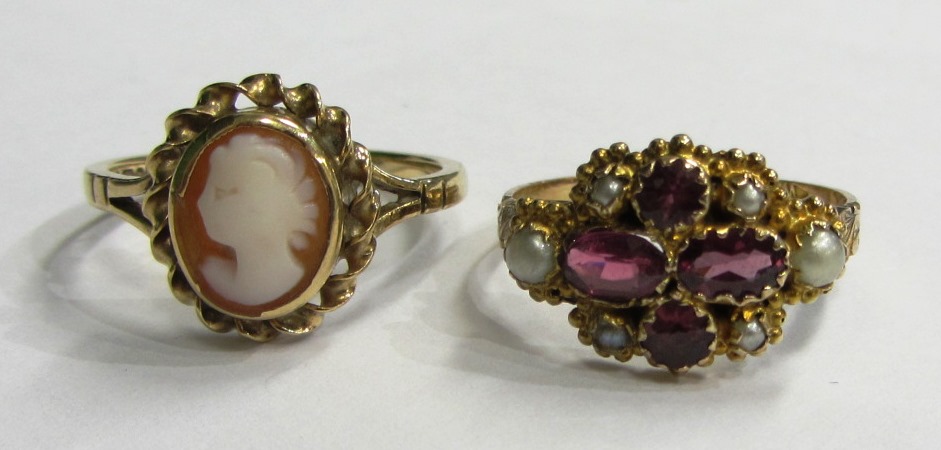 Appraisal: A ct gold garnet and imitation pearl set cluster ring