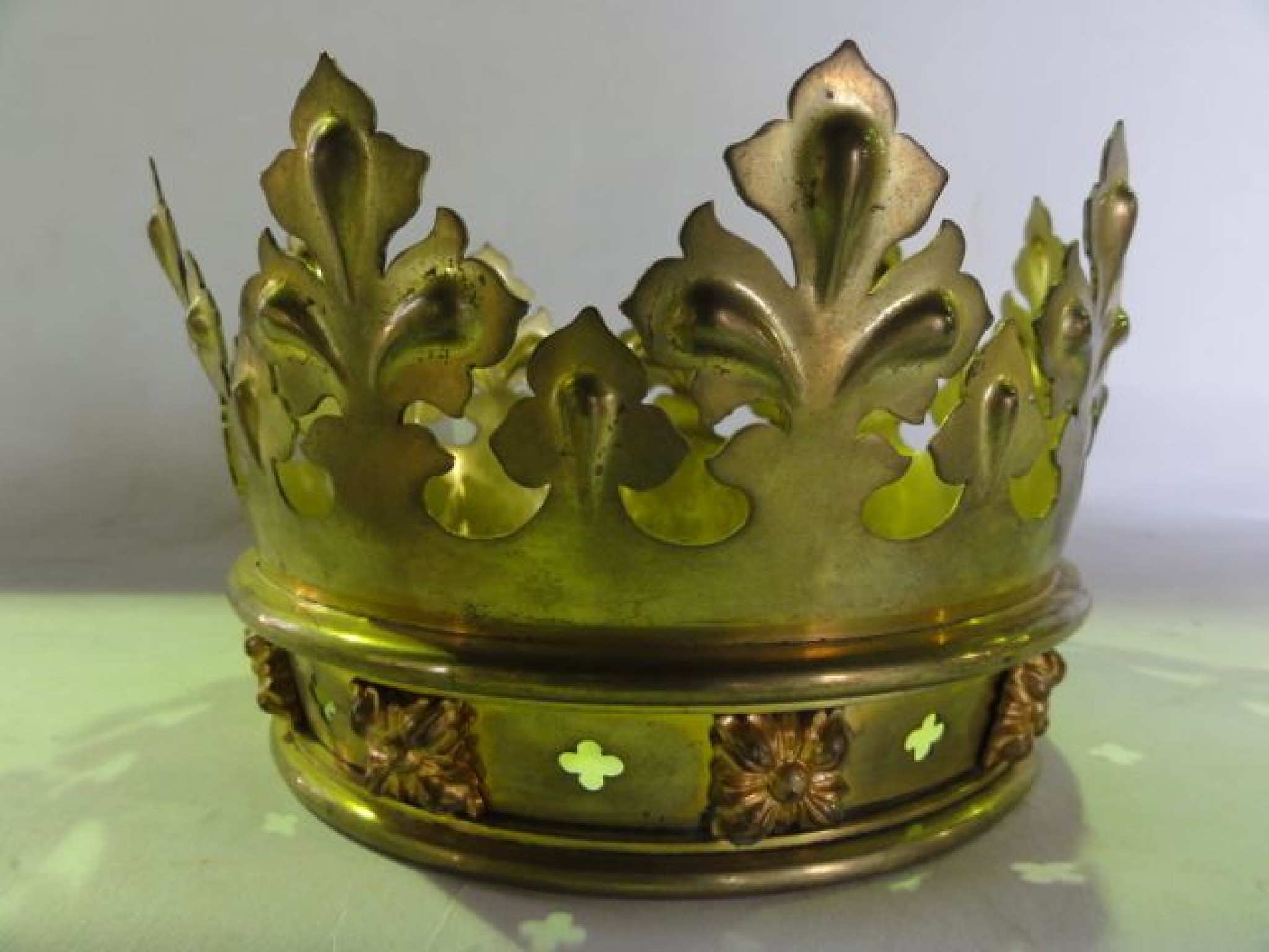 Appraisal: A brass crown with shaped fleur de lys type gallery