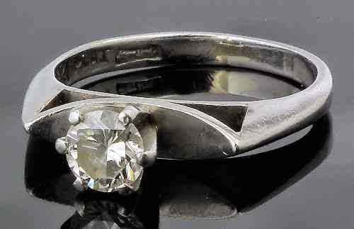 Appraisal: A modern platinum mounted solitaire diamond ring set with a