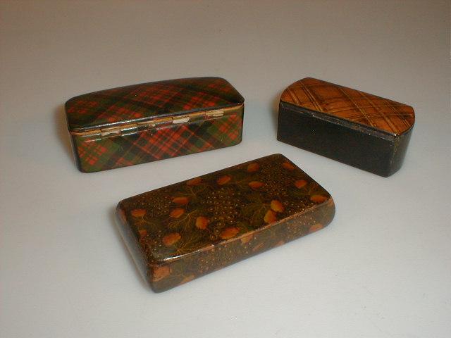 Appraisal: A thC rectangular boxwood snuff box pained with fruiting vine