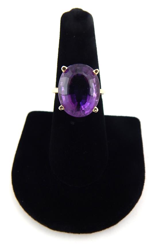 Appraisal: JEWELRY Women's K yellow gold amethyst ring with basket setting