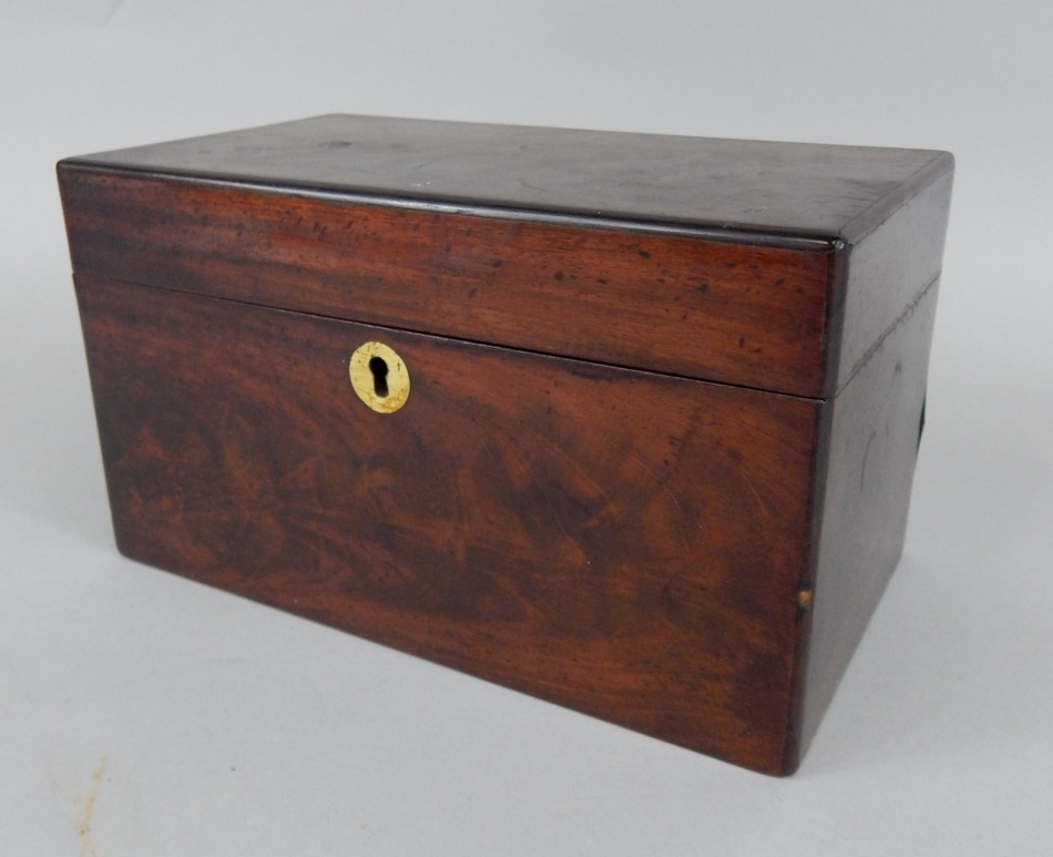 Appraisal: An early thC mahogany tea caddy of rectangular form enclosing