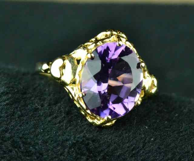 Appraisal: LADY'S AMETHYST RINGConsisting of karat yellow gold grams total carats