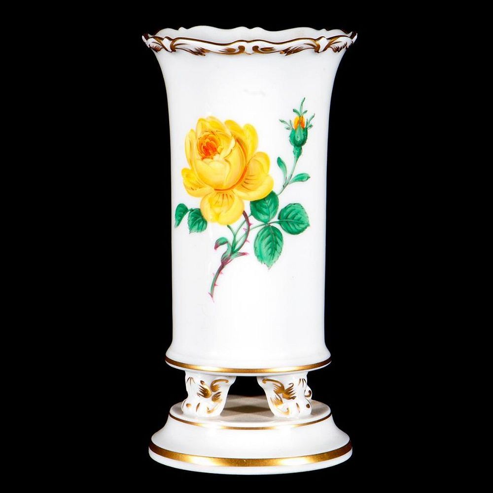 Appraisal: A Meissen Flower vase A contemporary Meissen porcelain flower vase