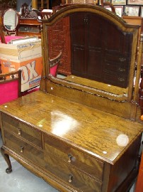 Appraisal: An oak dressing table with mirror back on cabriole legs