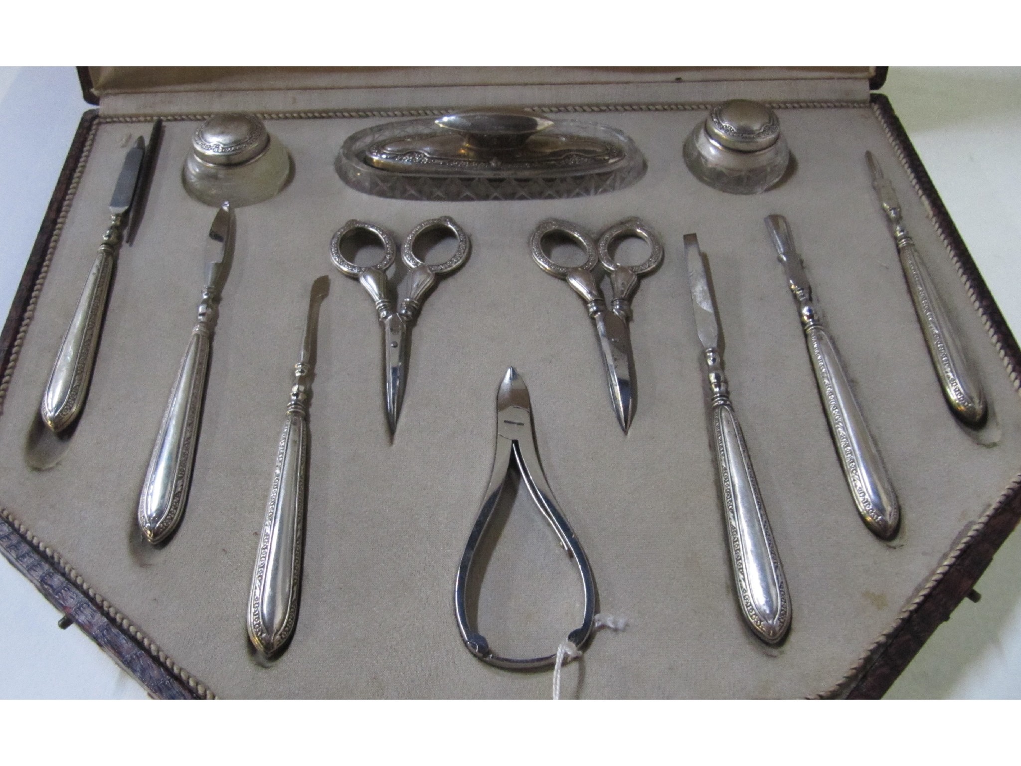 Appraisal: A continental silver manicure set in case