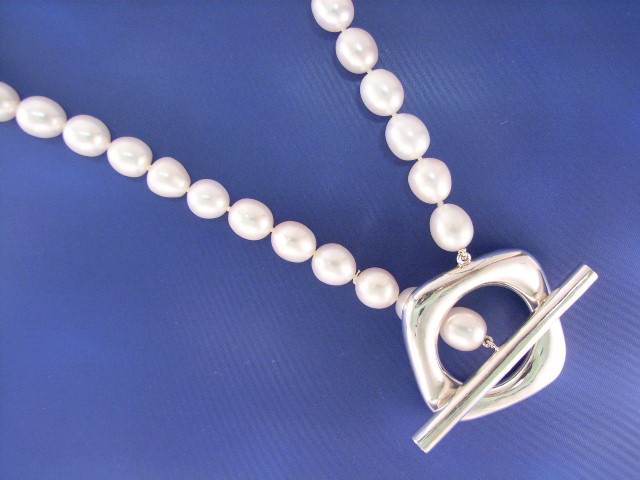 Appraisal: A - mm fresh water pearl necklace with a silver