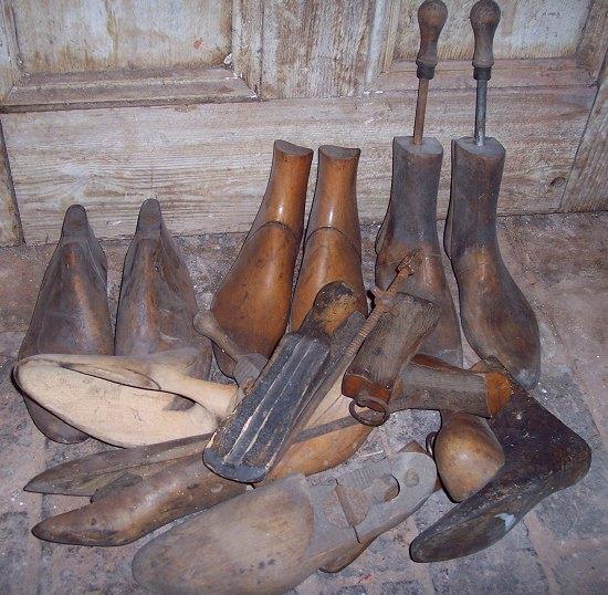 Appraisal: A quantity of wooden shoe trees various