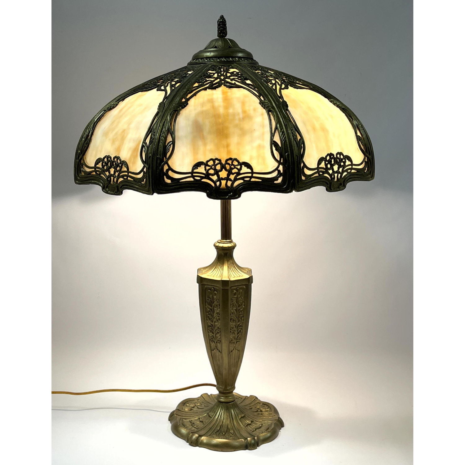 Appraisal: Handel style Slag Glass Vintage Table Lamp Dimensions H inches