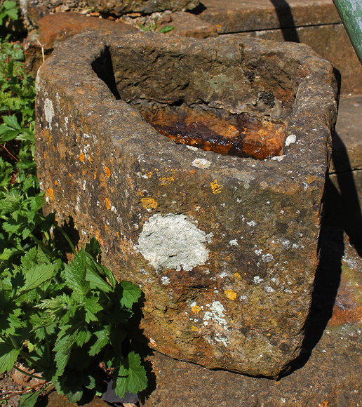 Appraisal: A SMALL STONE CORNER TROUGH cm wide x cm high