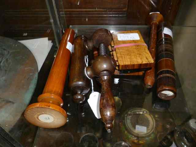 Appraisal: A SMALL COLLECTION OF TREEN ACCESSORIES TO INCLUDE a turned