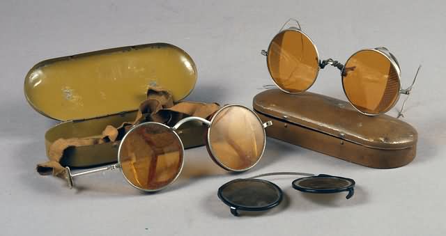 Appraisal: WWI items sets of machine gunners goggles in original cases