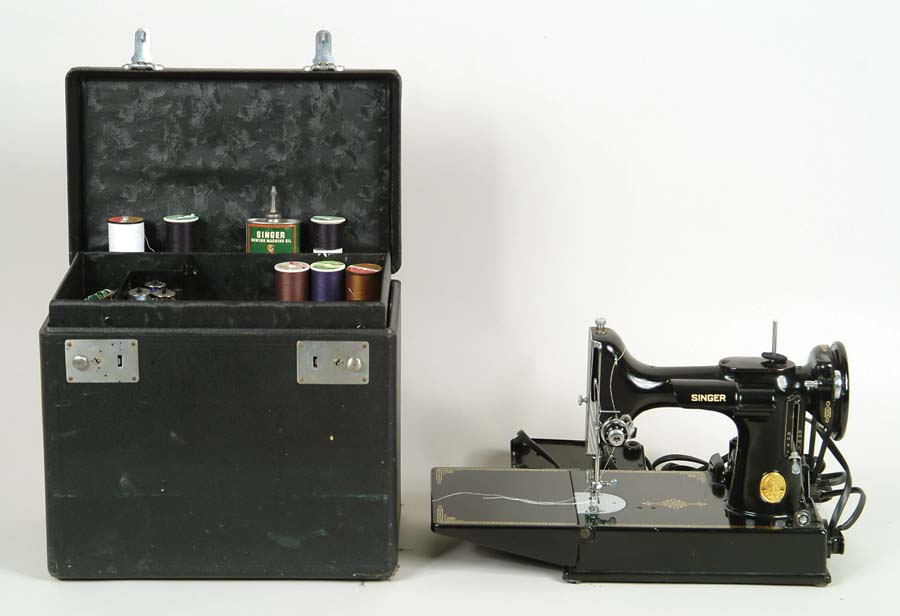 Appraisal: SINGER PORTABLE ELECTRIC SEWING MACHINE Model - by the Singer