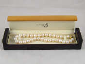 Appraisal: A freshwater cultured pearl necklace with a yellow metal tests