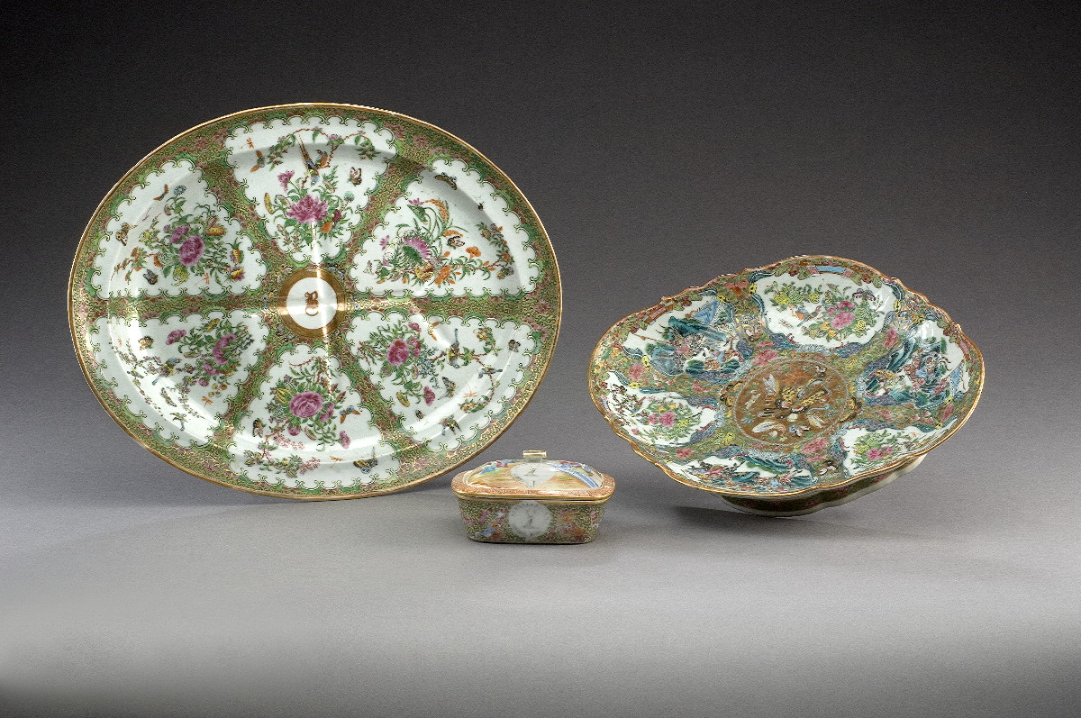 Appraisal: CHINESE EXPORT PORCELAIN ROSE MEDALLION WELL-AND-TREE PLATTER NINETEENTH CENTURY Painted