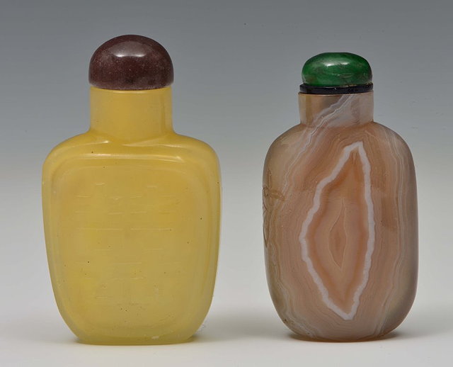 Appraisal: A CHINESE PALE AGATE SNUFF BOTTLE with fossil pattern natural