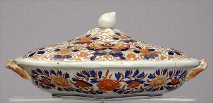 Appraisal: JAPANESE IMARI PORCELAIN TWO-HANDLED VEGETABLE DISH AND COVER Of lozenge