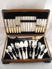 Appraisal: A part canteen of silver plated flatware in fitted oak