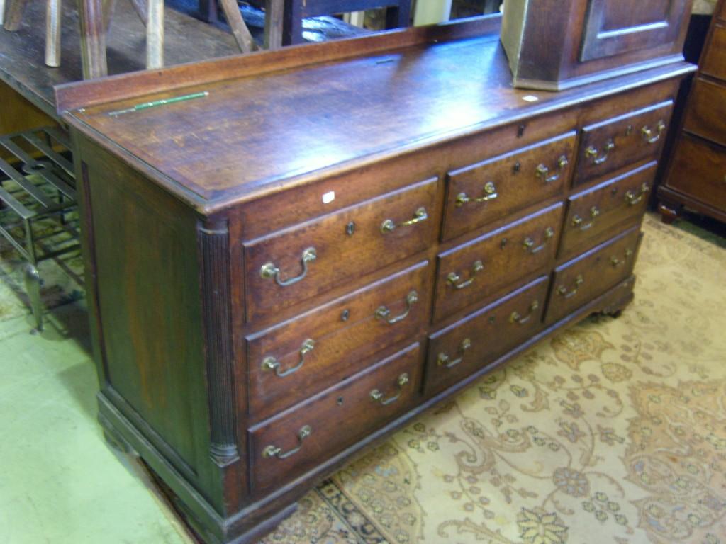 Appraisal: A Georgian oak mule chest with rising lid enclosing six