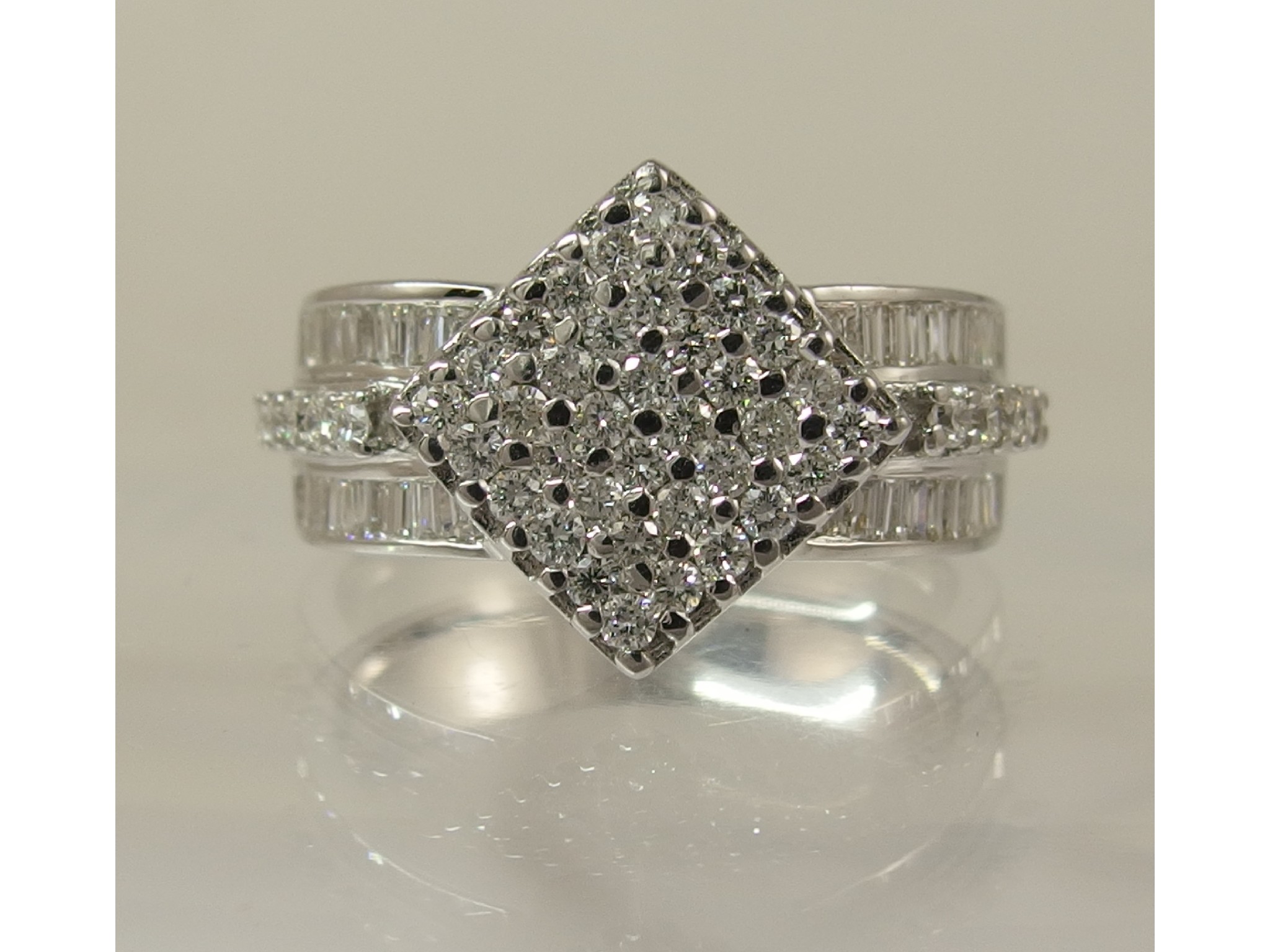 Appraisal: An ct white gold diamond dress ringthe central panel is