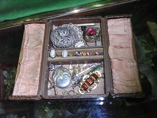 Appraisal: A JEWELLERY BOX containing amber beads jet and other items