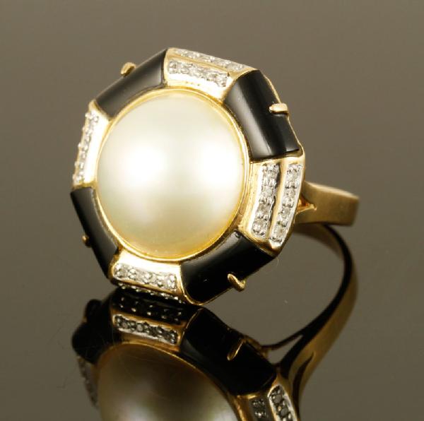 Appraisal: - K Diamond Onyx and Pearl Ring K yellow gold