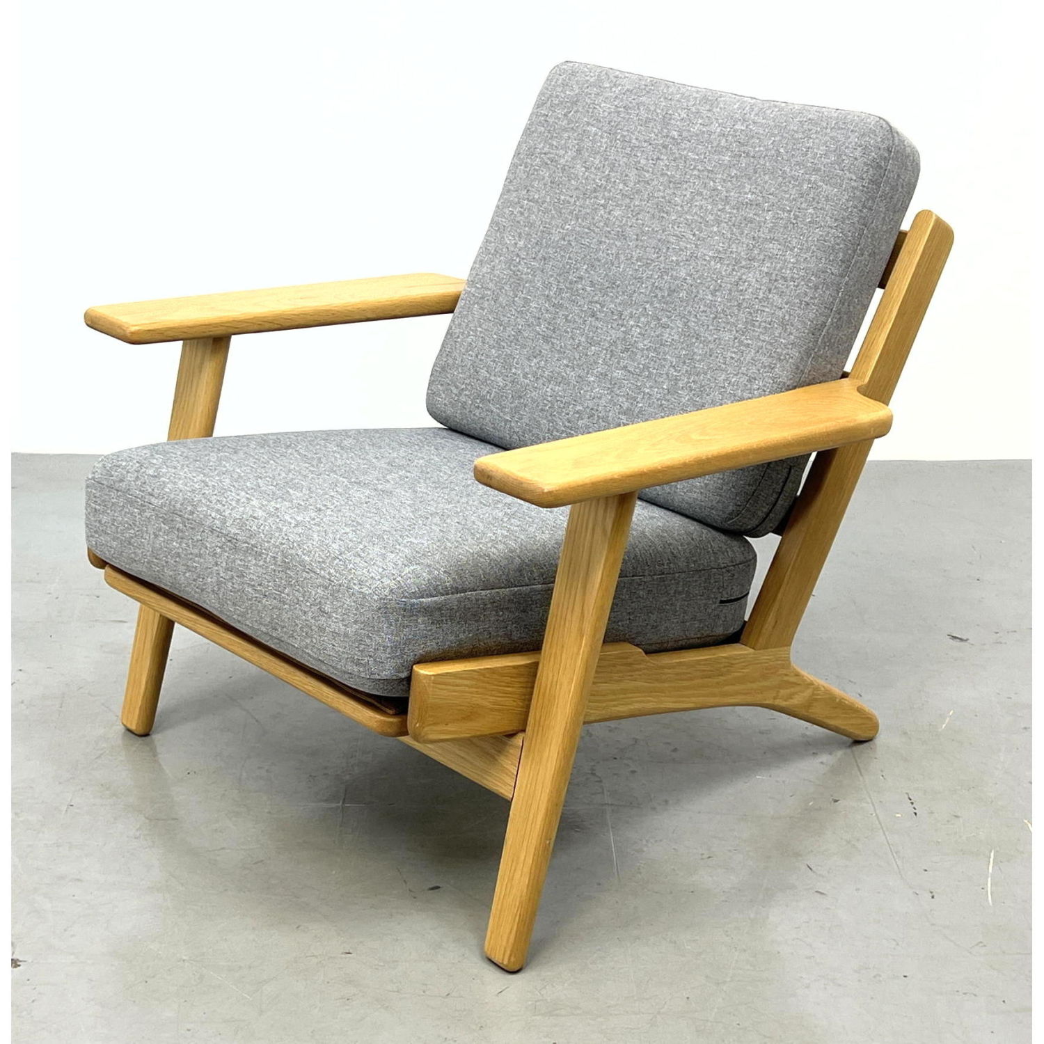 Appraisal: Hans Wegner style Plank Chair Unmarked Dimensions H inches W