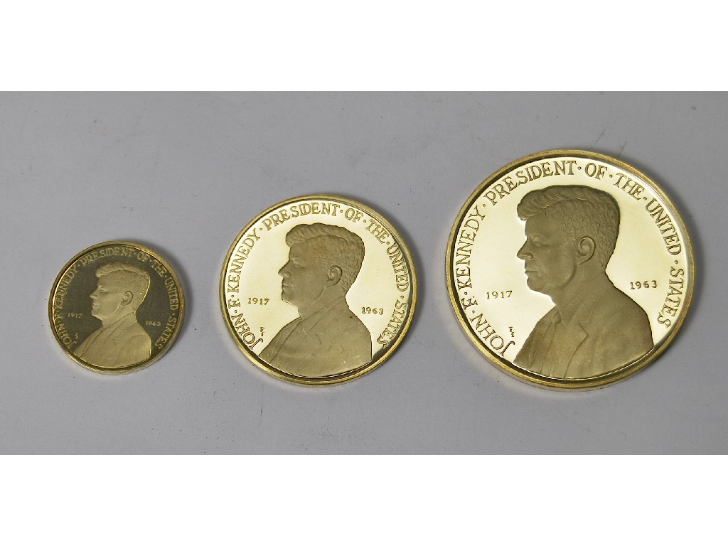 Appraisal: A cased graduated set of three ct gold commemorative medallions