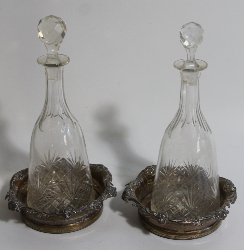 Appraisal: A pair of cut glass mallet decanters with prismatic stoppers