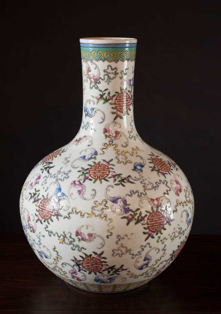 Appraisal: CHINESE QING FAMILLE ROSE PORCELAIN VASE bottle form finely painted