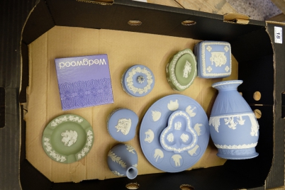 Appraisal: A collection of pottery to include large Wedgwood vase christmas