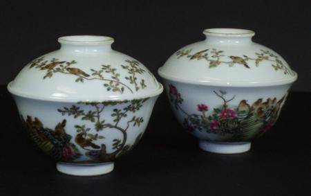 Appraisal: A pair of Chinese famille rose bowls and covers decorated