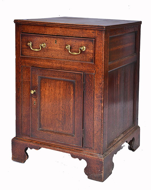 Appraisal: AN th CENTURY OAK PEDESTAL CUPBOARD fitted one drawer and