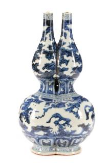 Appraisal: Chinese Blue White Twin Spout Double Gourd Vase Chinese Xuande