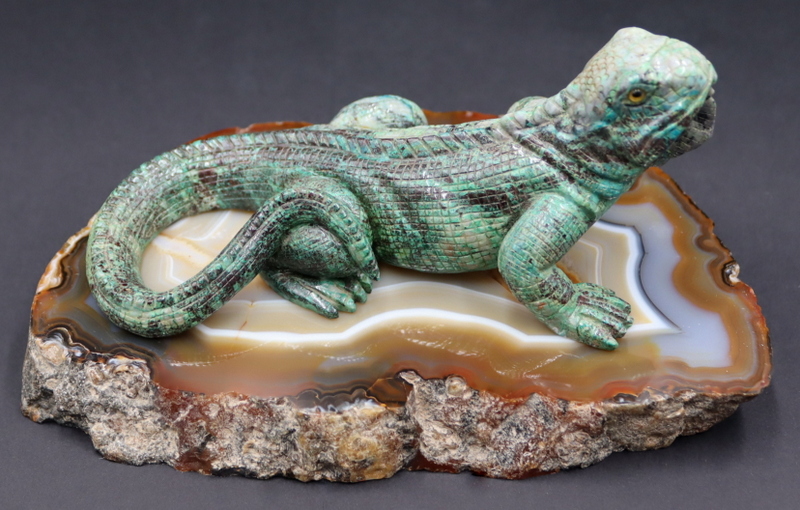 Appraisal: CARVED SPECIMEN OF A LIZARD ON AN AGATE BASE Highly