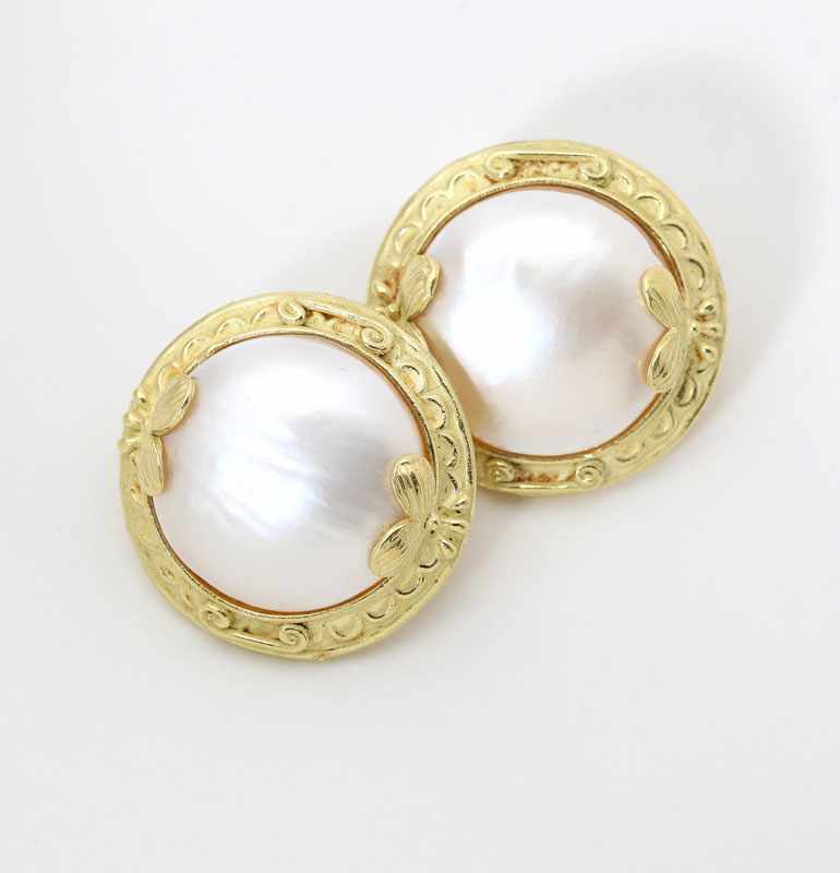 Appraisal: Stamped Italy K yellow gold centering a mabe cultured pearl