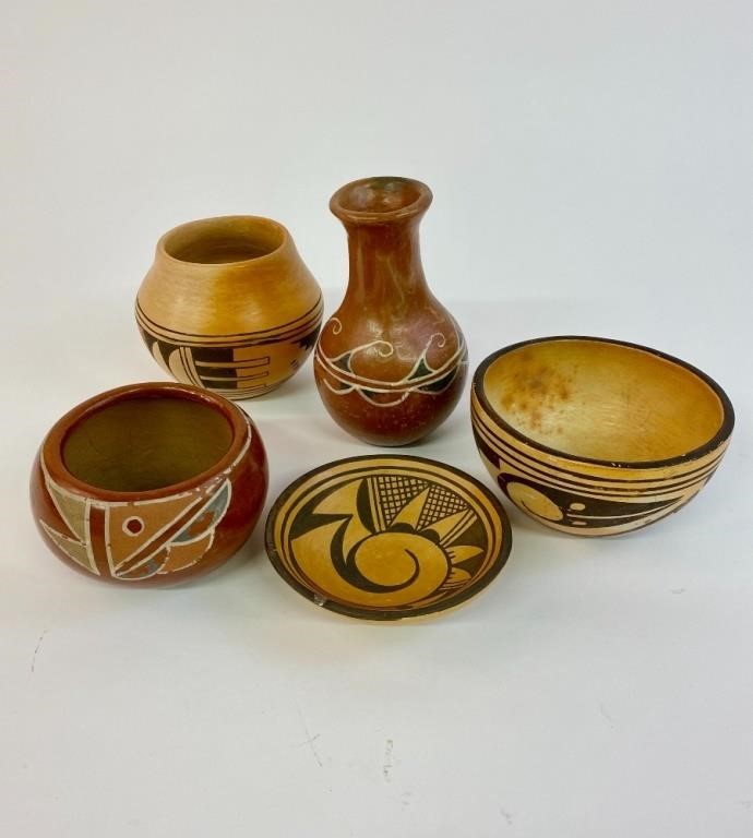 Appraisal: Five pieces of Southwest Indian pottery th c Largest piece