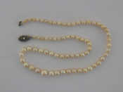 Appraisal: A single strand cultured pearl necklace composed of seventy graduated