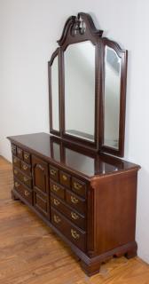 Appraisal: Thomasville Dresser w Mirror Thomasville mahogany six drawer dresser with