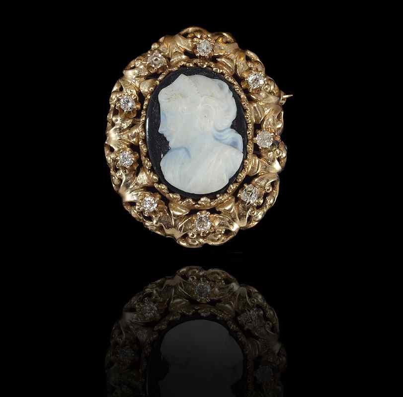 Appraisal: K HARDSTONE CAMEO AND DIAMOND PENDANT BROOCH K yellow gold