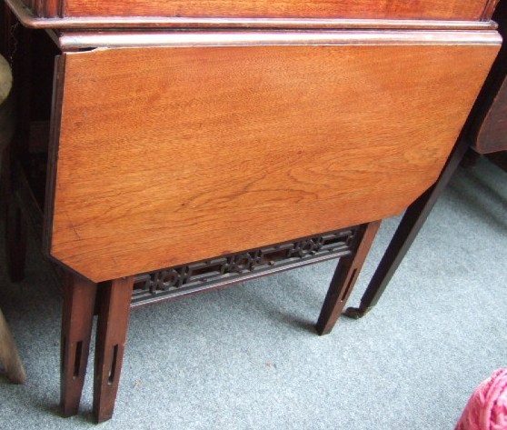 Appraisal: An Edwardian mahogany drop-flap table the circular top raised on