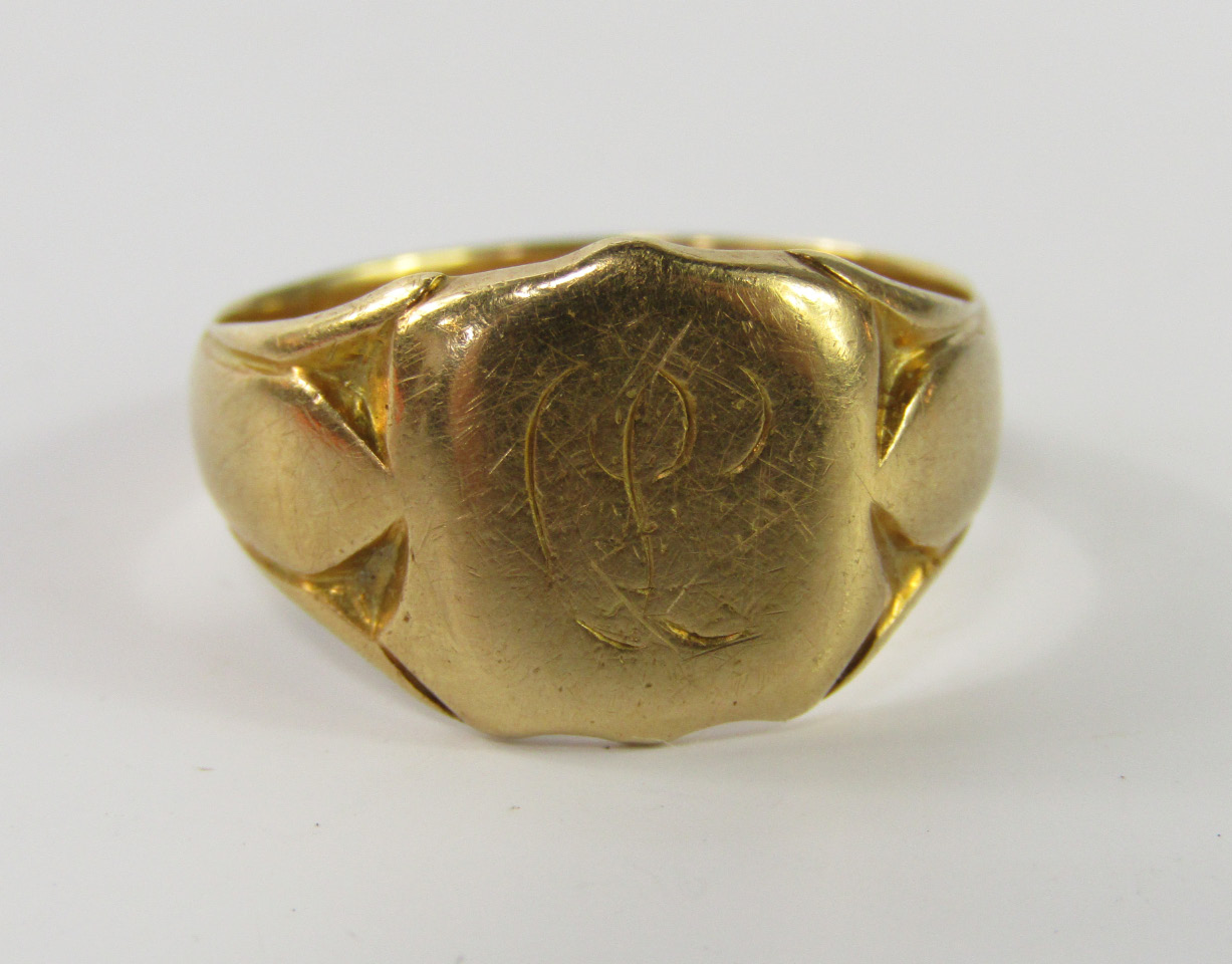 Appraisal: A ct gold signet ring with monogrammed initials g