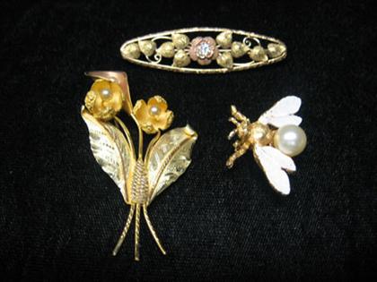 Appraisal: Three gold pins Bee with white wings and large pearl