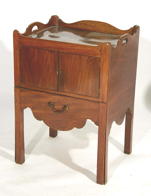 Appraisal: A GEORGE III MAHOGANY TRAY TOP NIGHT COMMODE with pull