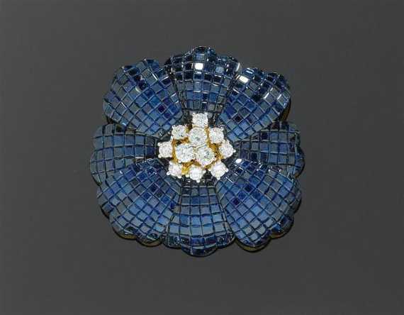 Appraisal: SAPPHIRE AND BRILLIANT-CUT DIAMOND CLIP BROOCH White gold Modern fancy