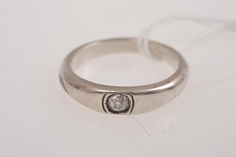 Appraisal: A DIAMOND RING WEIGHING CTS IN STERLING SILVER A DIAMOND