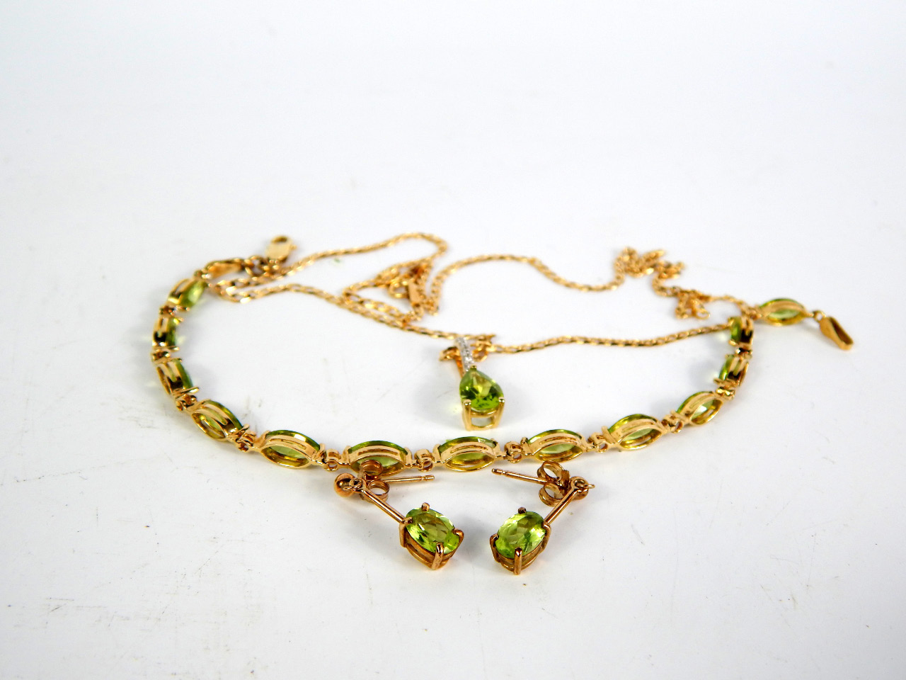 Appraisal: A yellow metal peridot and diamond set tennis bracelet marked