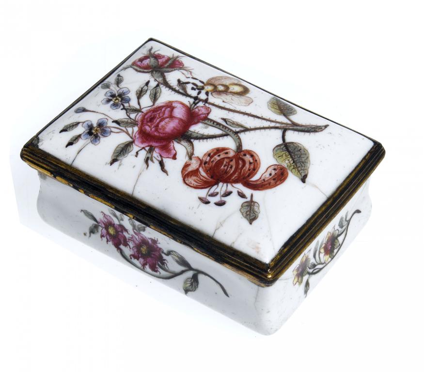 Appraisal: A GEORGE III ENAMEL SNUFF BOX POSSIBLY BIRMINGHAM the lid