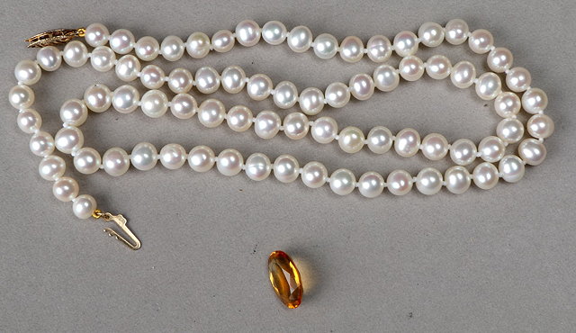 Appraisal: A GRADUATED CULTURED PEARL NECKLACE long and an unset citrine