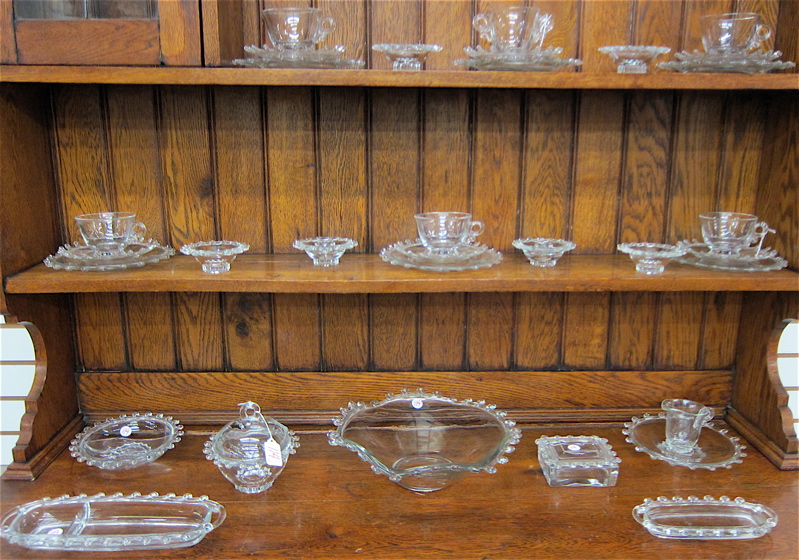 Appraisal: HEISEY BLOWN GLASS DINNERWARE SET thirty-two pieces in the Lariat